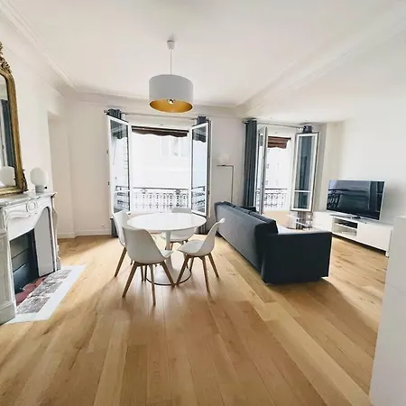 Champs-elysees Apartment *