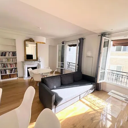 Champs-elysees Apartment *